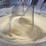 Ekşi kremayı yüksek hızda çırpın: neden riskli bir mutfak deneyi? eksi-kremayi-yuksek-hizda-cirpin-neden-riskli-bir-mutfak-deneyi.jpg